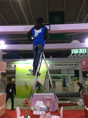云三七展臺搭建中